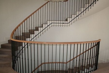 Бетонная лестница в отделке ковролином
